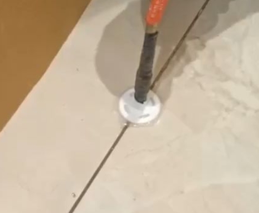 福泉瓷砖空鼓维修公司专业解答瓷砖在铺贴过程中，如果没有涂抹均匀到位的粘结材料（如水泥砂浆或瓷砖胶），可能会导致以下问题