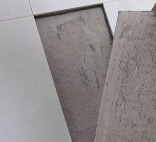 福泉瓷砖空鼓维修公司分享瓷砖铺贴时如果打浆（即涂抹在瓷砖背面和基层上的砂浆或瓷砖胶）过少，会带来以下问题